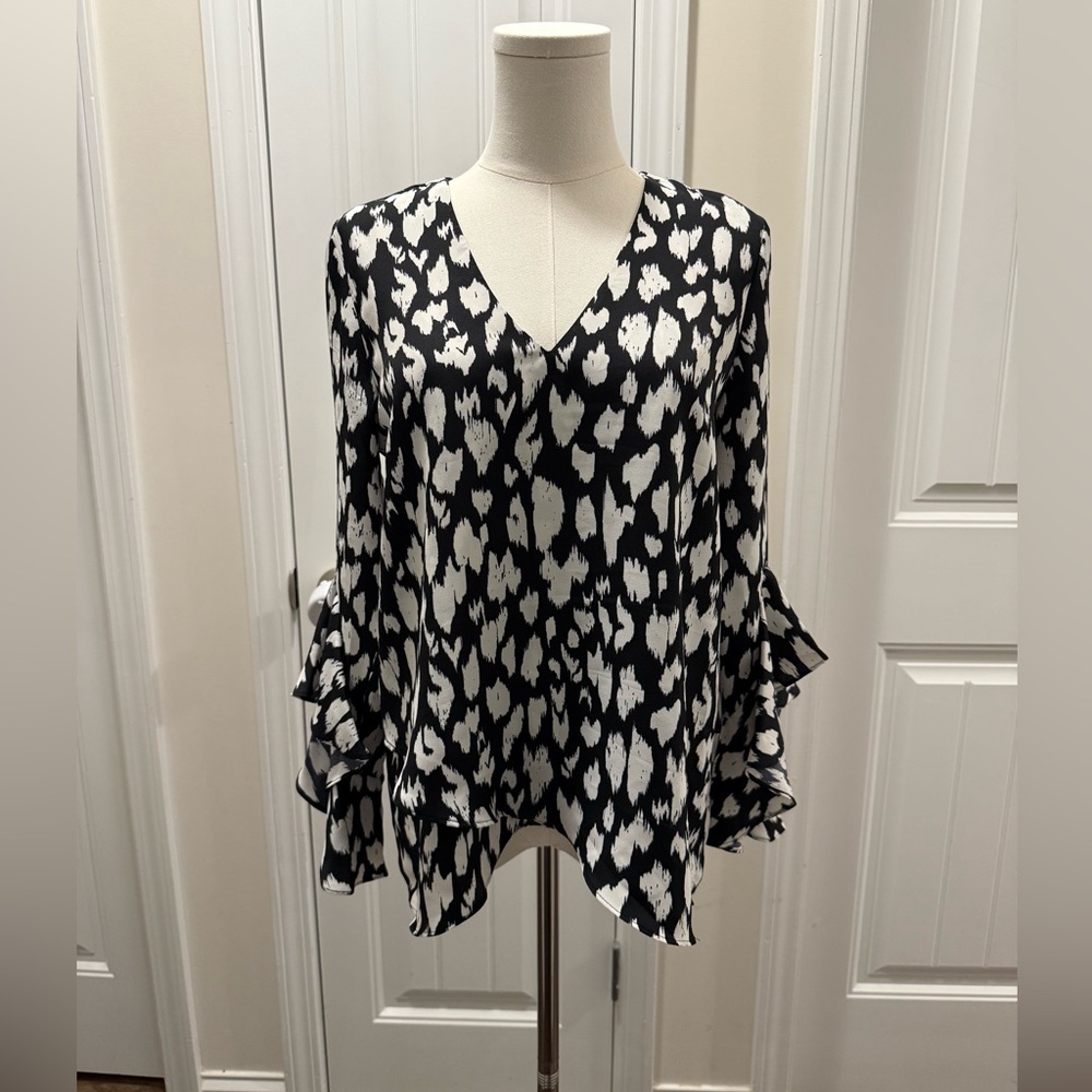 Vince Camuto Black and White Printed V-Neck Ruffle Sleeve Blouse
